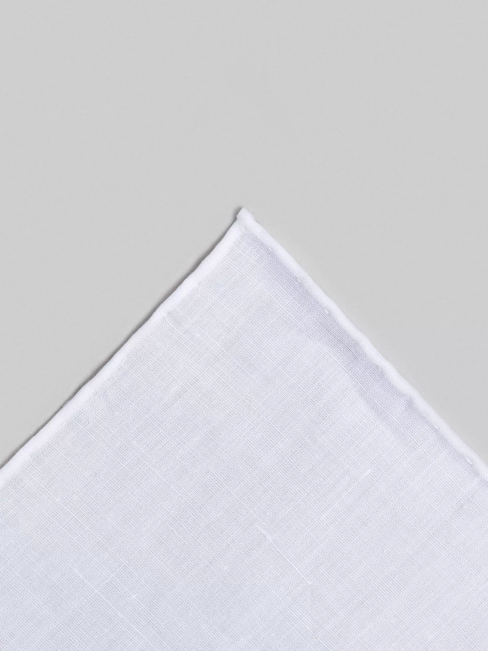 Élégant Mouchoir en Lin Blanc Alvaro Moreno - Accessoire Respirant Grand Format pour Homme Style Méditerranéen