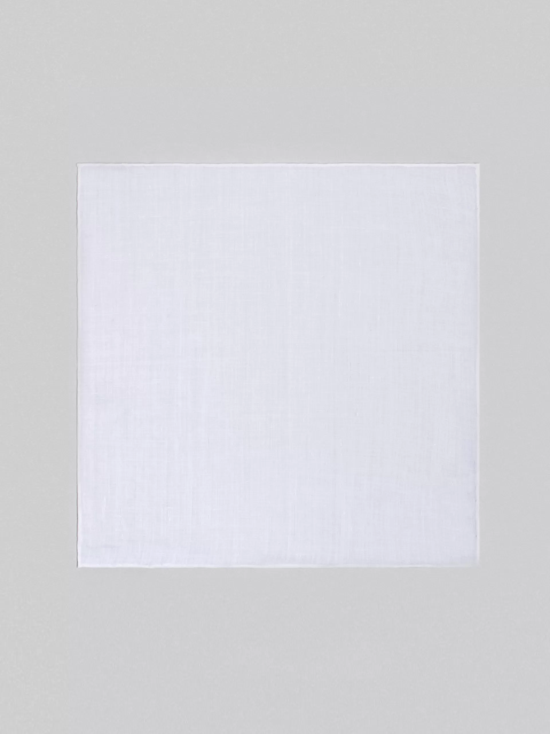 Élégant Mouchoir en Lin Blanc Alvaro Moreno - Accessoire Respirant Grand Format pour Homme Style Méditerranéen