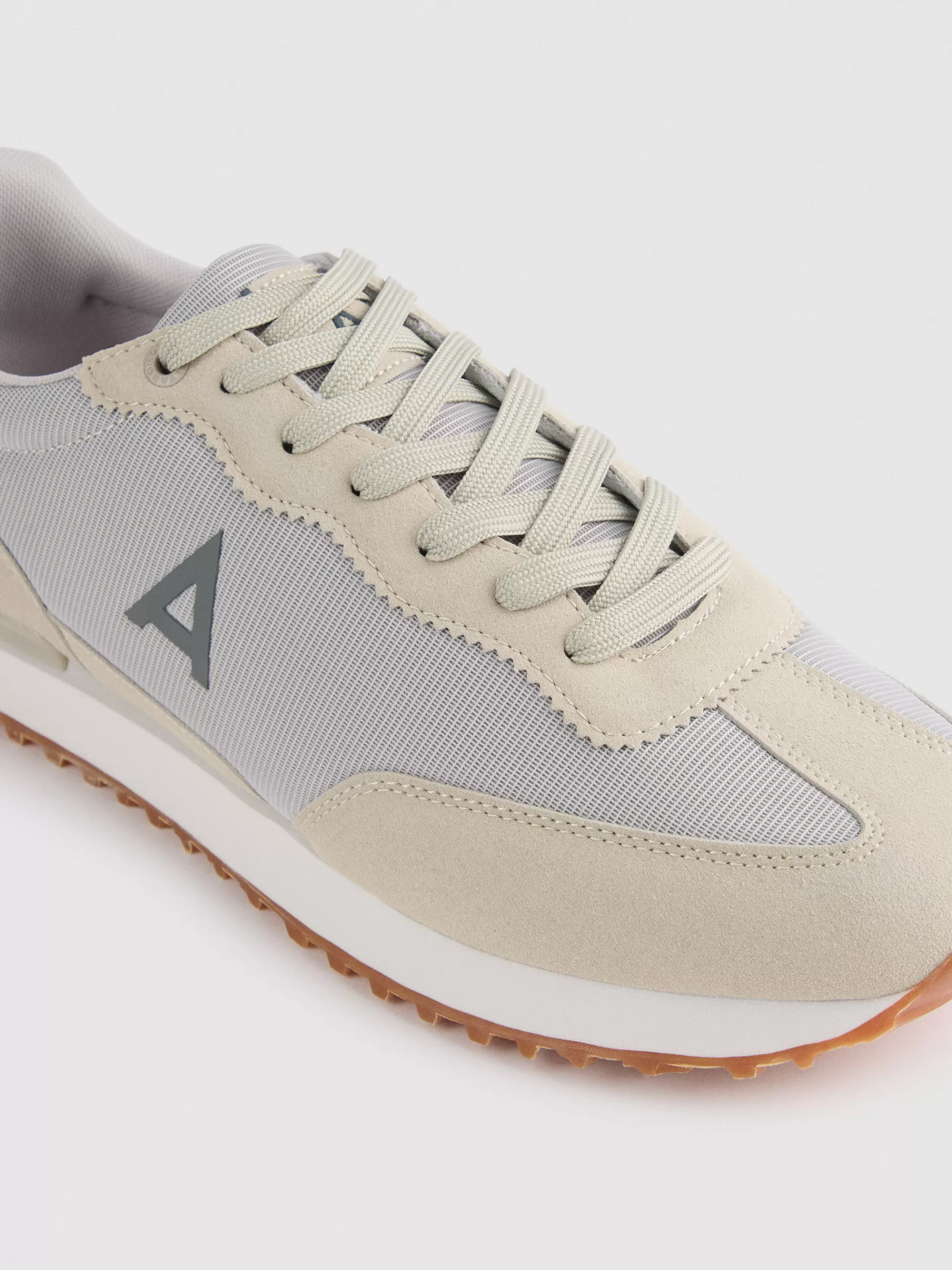Chaussures Alvaro Moreno Cross-Training Style Urbain - Détails Contrastés en Gris Anthracite