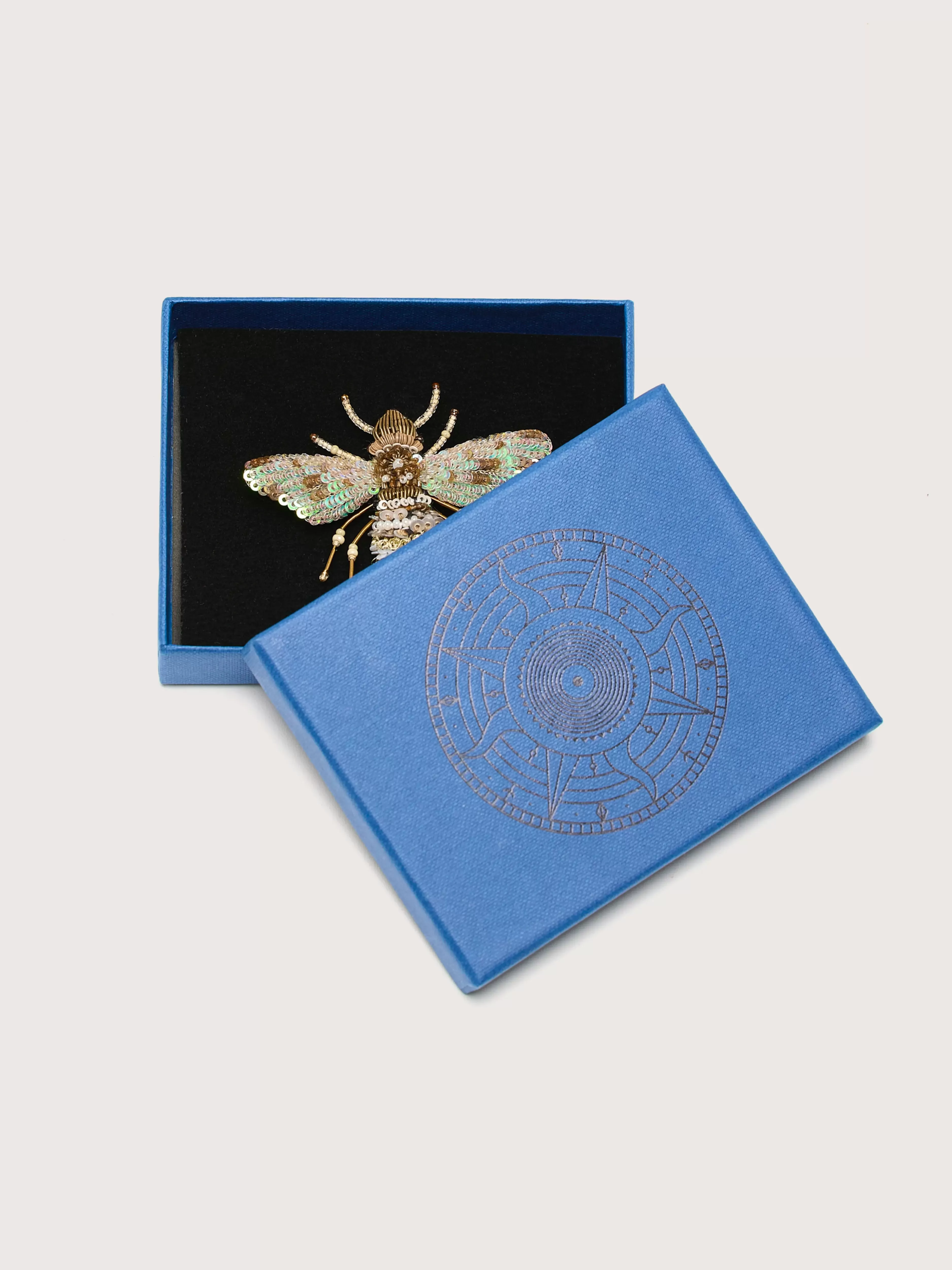 Épingle de Luxe Parel'Bee - Création Trévolière Élégance intemporelle 

(：J'ai restructuré la syntaxe en utilisant des termes de joaillerie courants, ajouté une référence géographique poétique 