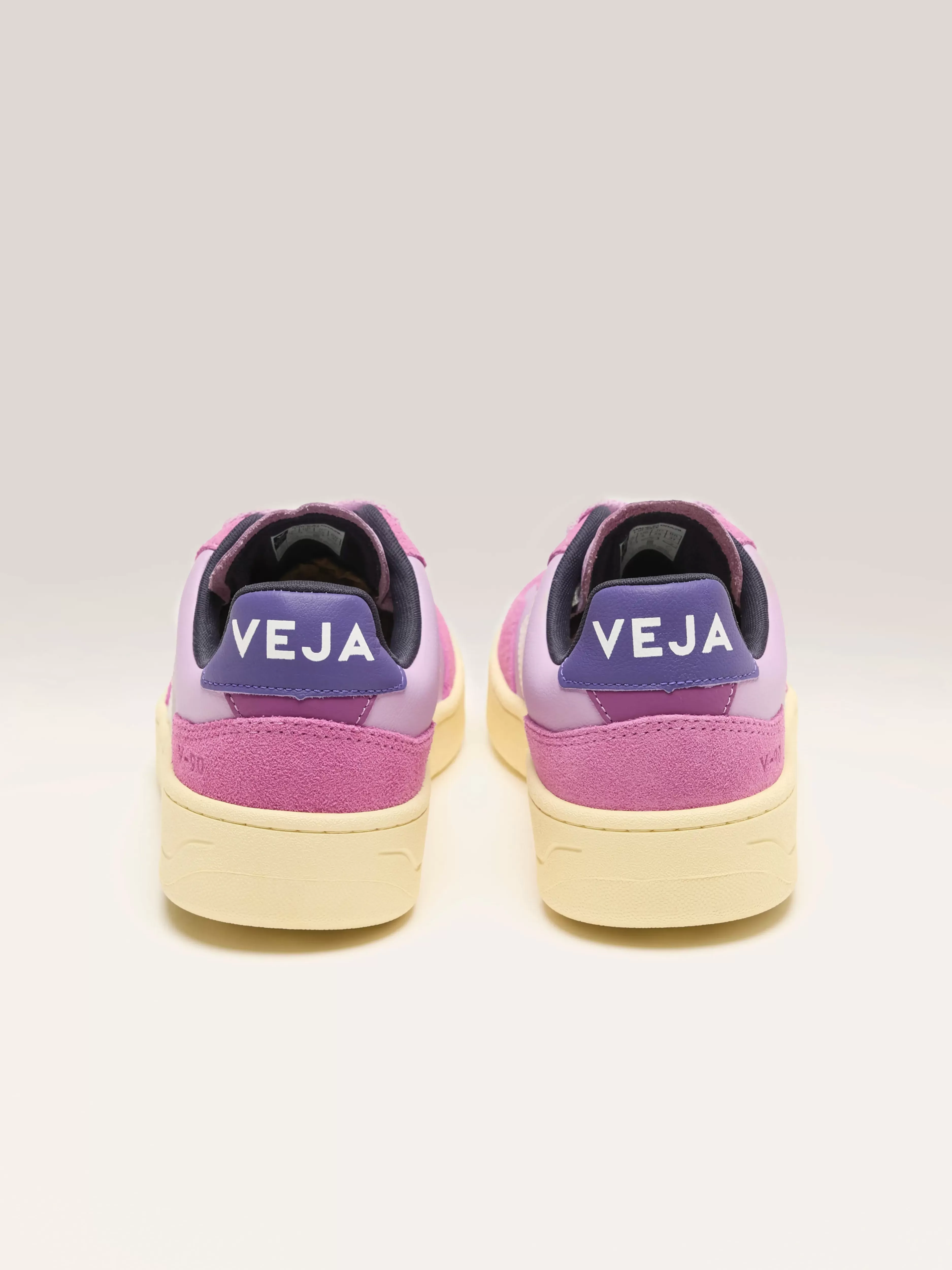 Escarpins V-90 en Cuir Véritable - Collection Femme Printemps par Veja  
Chaussures urbaines à l'élégance intemporelle - Modèle O.T. cuir souple  
Baskets vegan Veja édition limitée : Confort optimal pour votre garde-robe